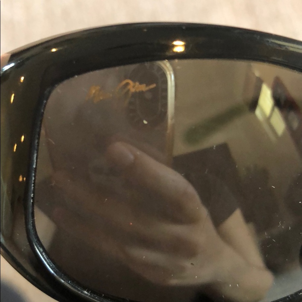 Black Maui Jim sunglasses - Picture 3 of 4
